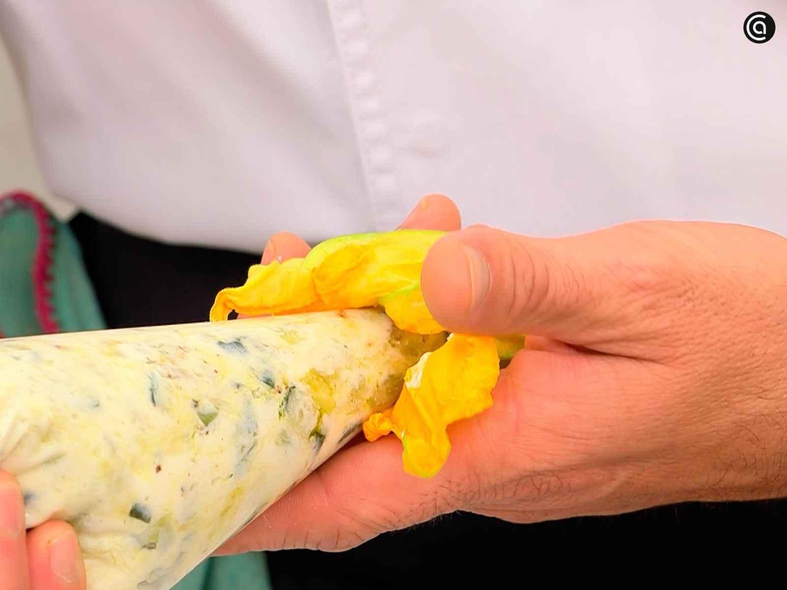 Usa una manga pastelera para rellenar la flor de calabacín