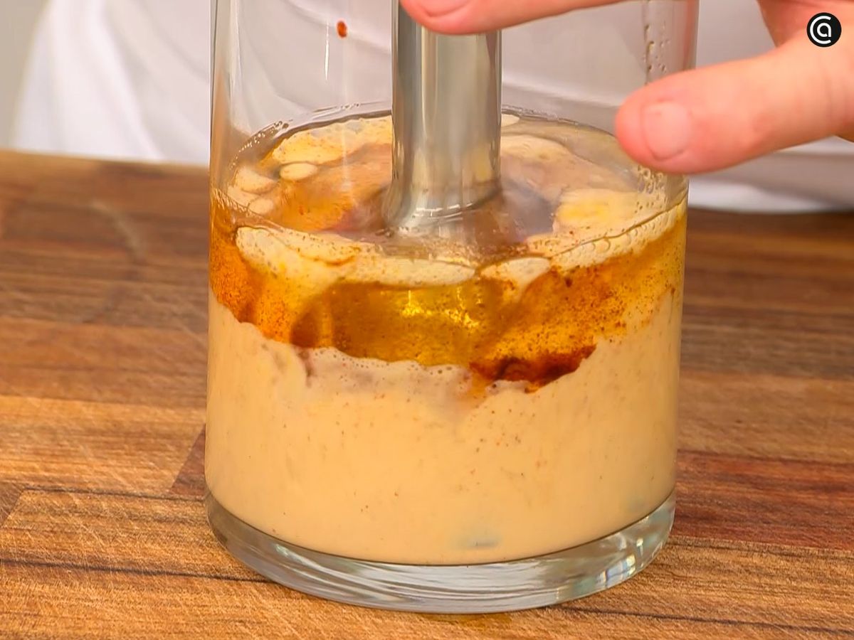 Coloca todos los ingredientes de la salsa brava en el vaso de la batidora y tritura