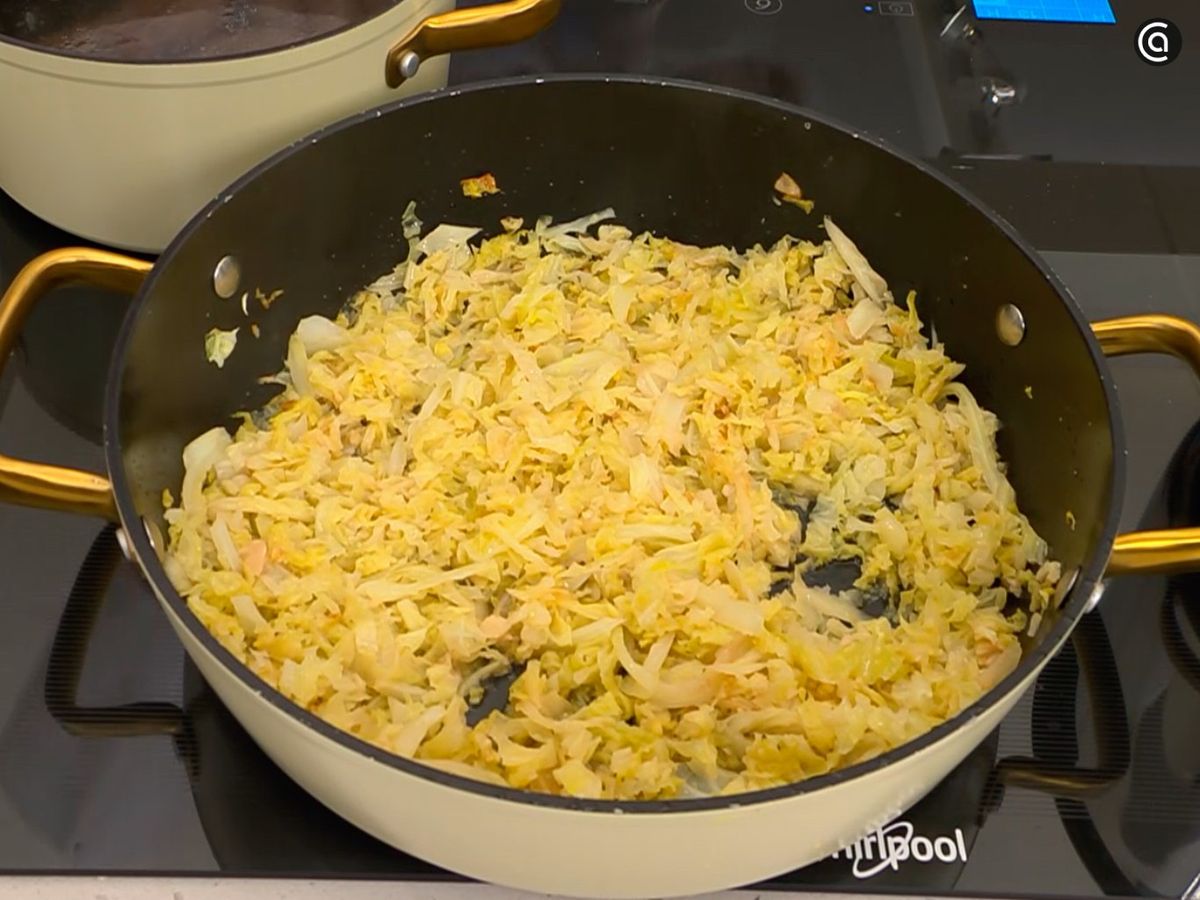 Pica la berza y saltéala en aceite caliente hasta que se ablande