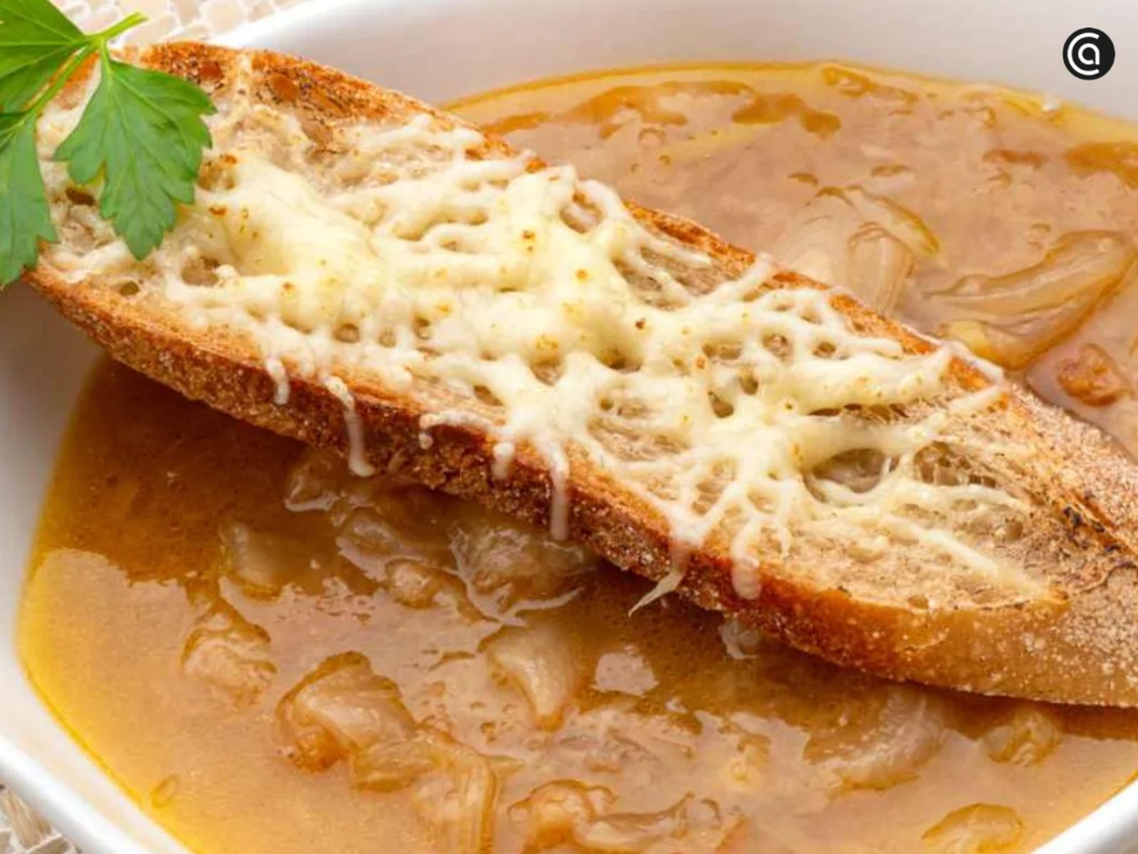 Sopa de cebolla elaborada a partir de una cocción larga y controlada de la cebolla.