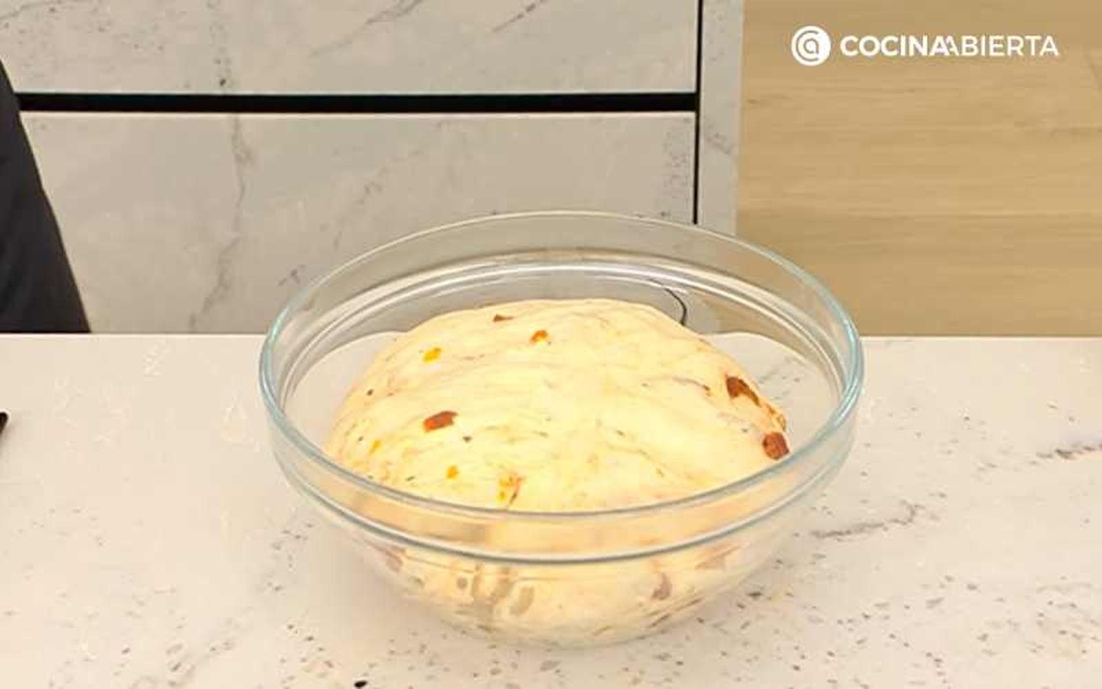 Forma una bola con la masa de pan de tomate seco Forma una bola con la masa de pan de tomate seco