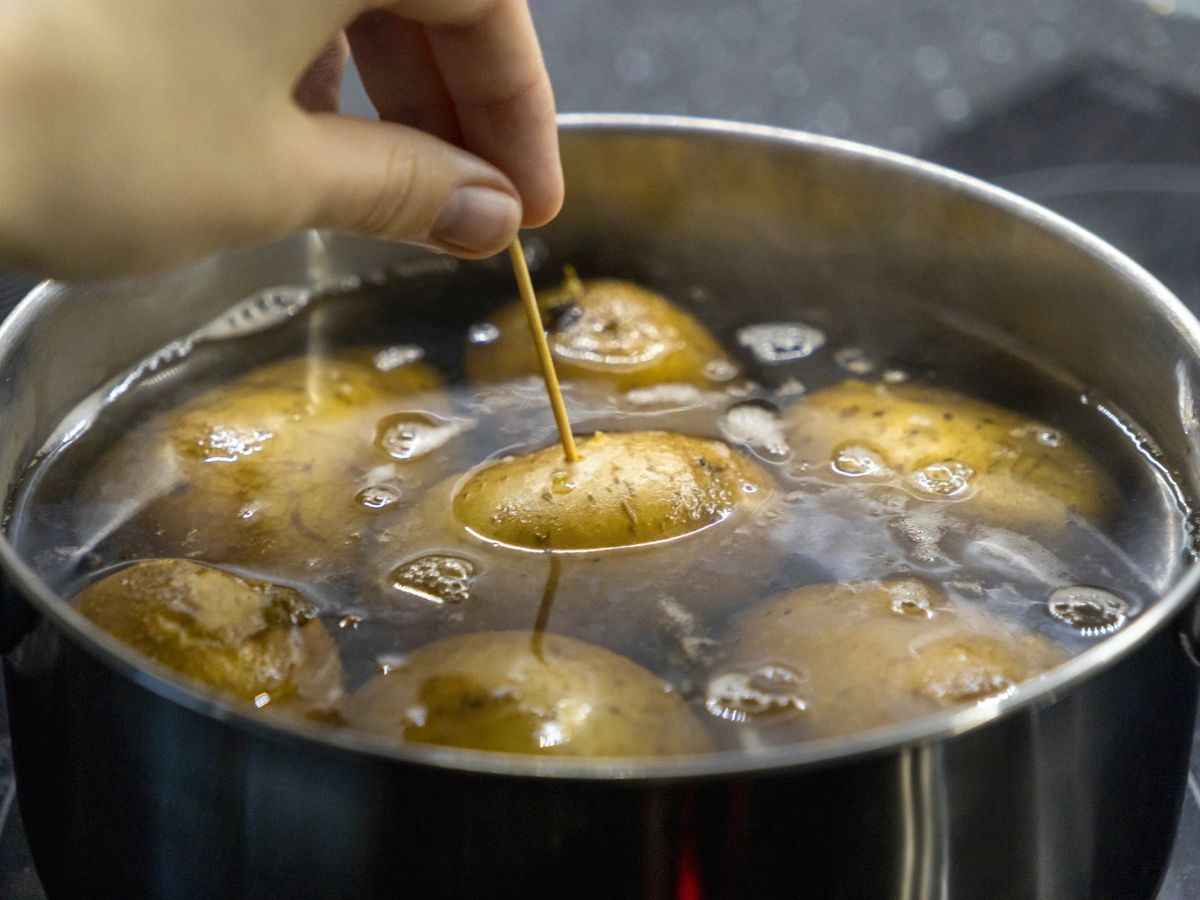 Hervir consiste en cocinar por completo verduras, pastas, legumbres o carnes