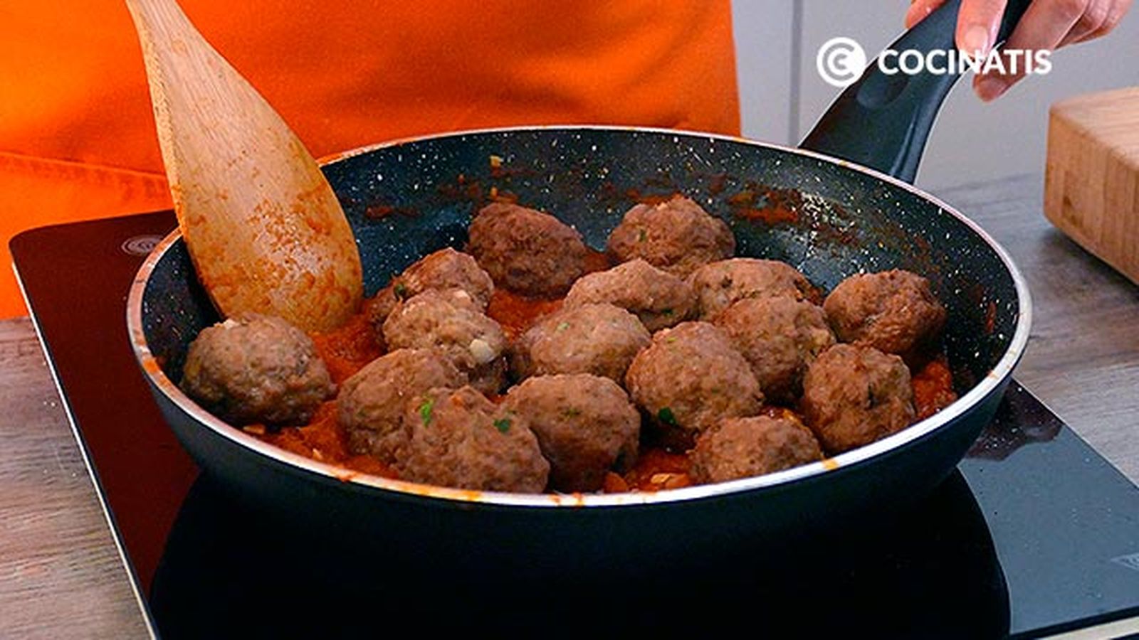 Agrega las albóndigas a la salsa de tomate Receta de albóndigas con salsa de tomate paso 5
