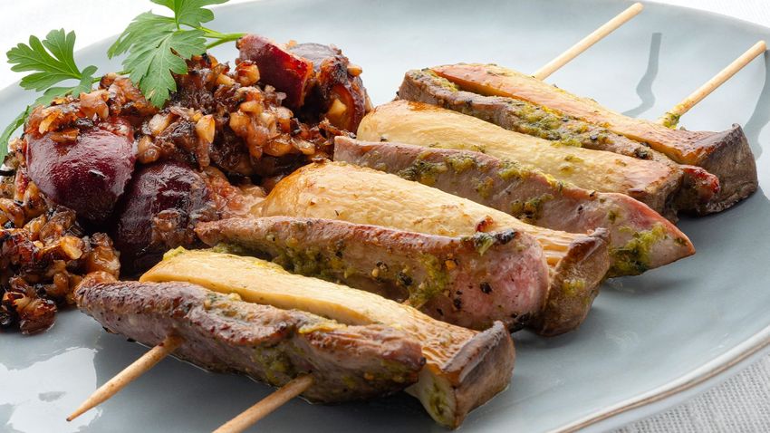 Brocheta de pato y setas con higos y avellanas