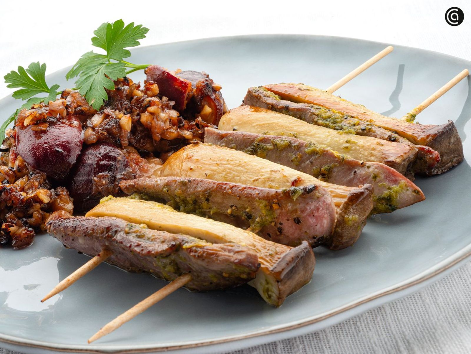 Brocheta de pato y setas con higos y avellanas