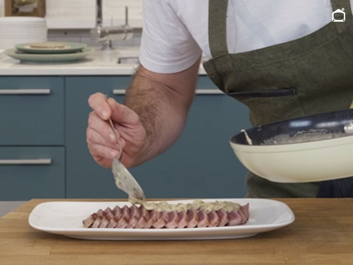 Vertemos la salsa caliente de ajillo sobre los tacos de atún para que cada pieza quede impregnada de sabor.