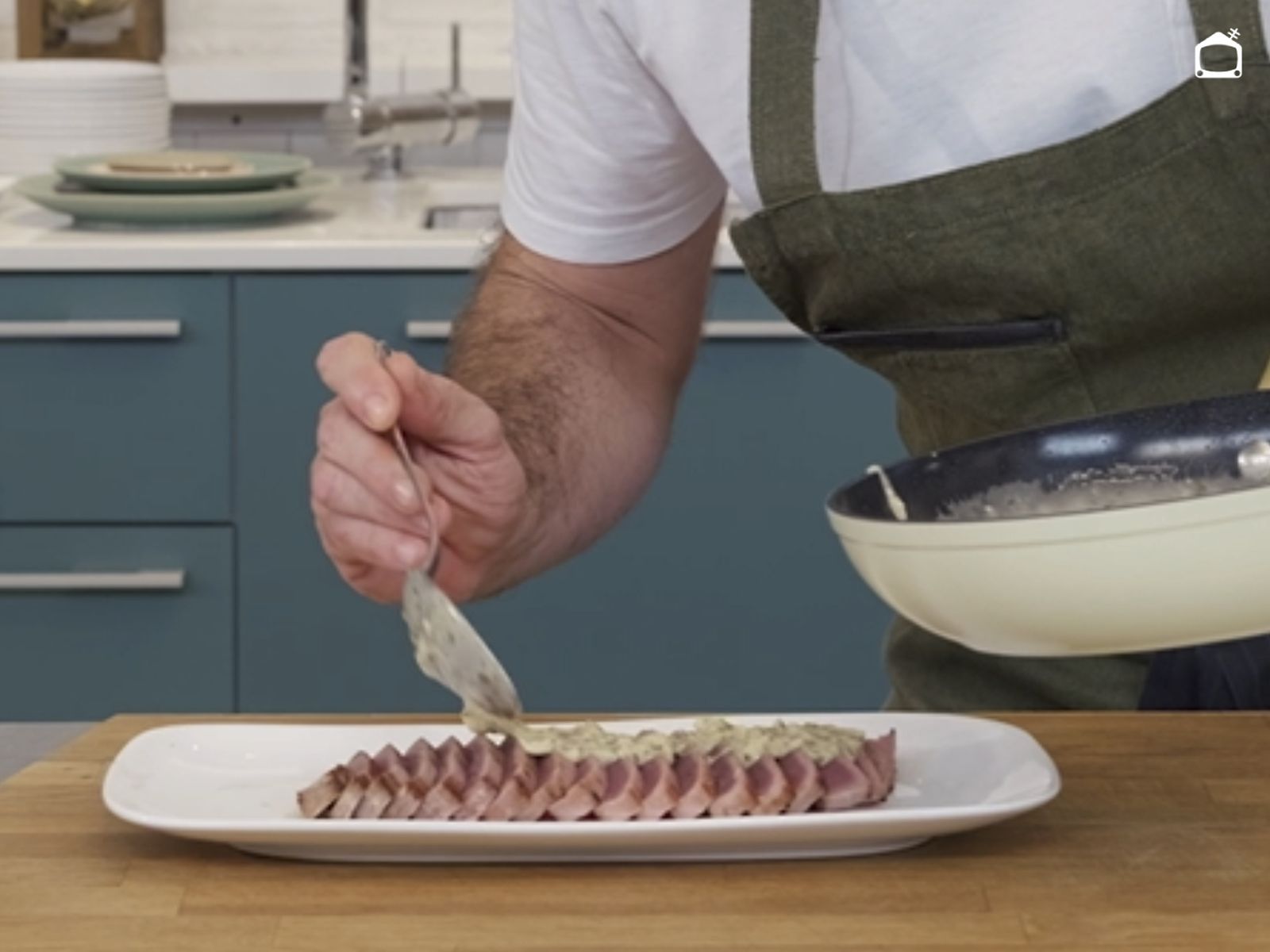 Vertemos la salsa caliente de ajillo sobre los tacos de atún para que cada pieza quede impregnada de sabor.