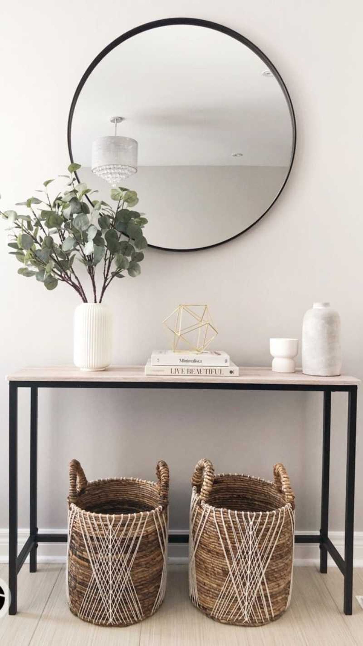 Recibidor minimalista con cestos de fibras naturales.