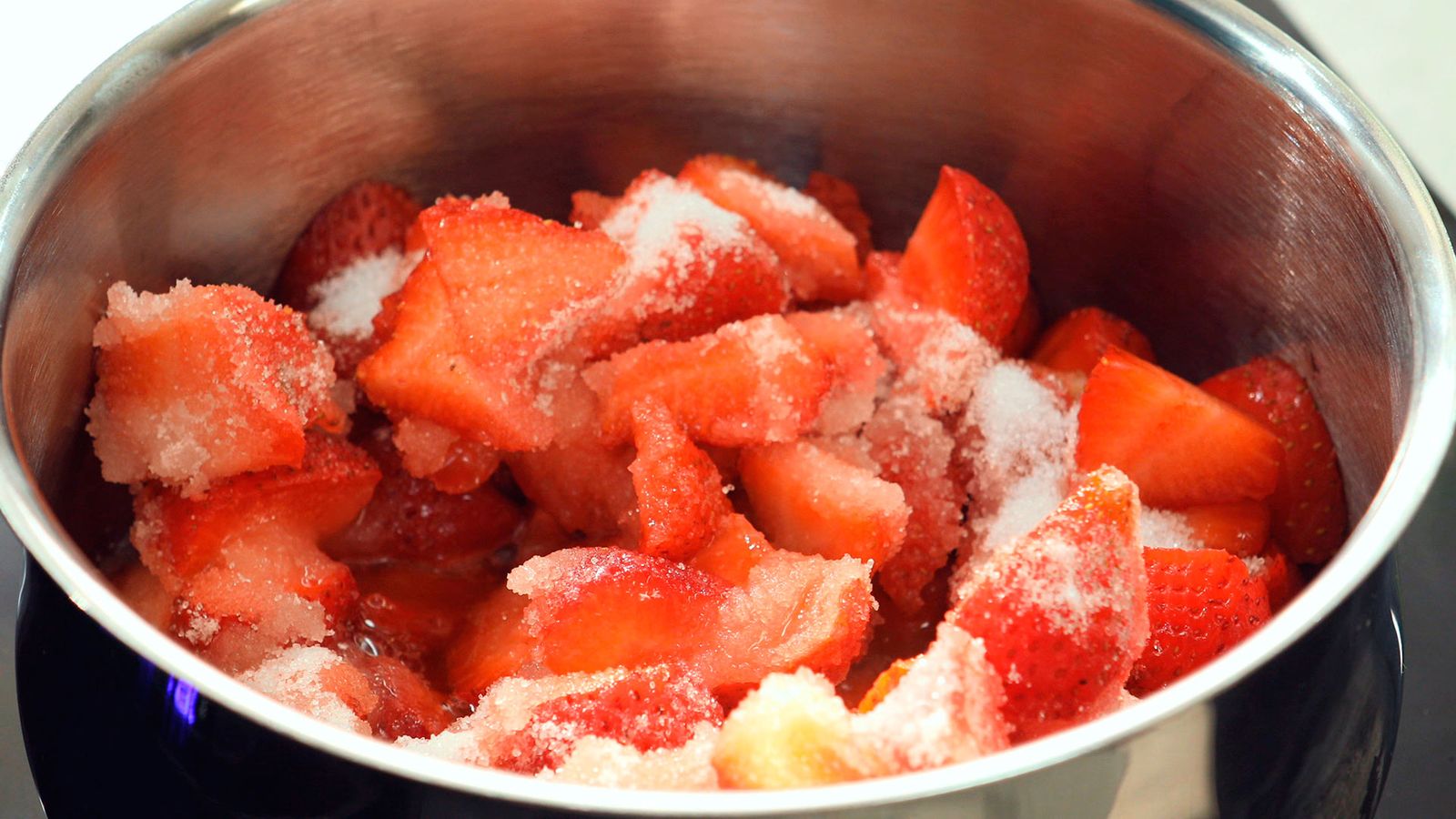 Incorpora el azúcar y el zumo de limón Salsa de fresas Paso 2