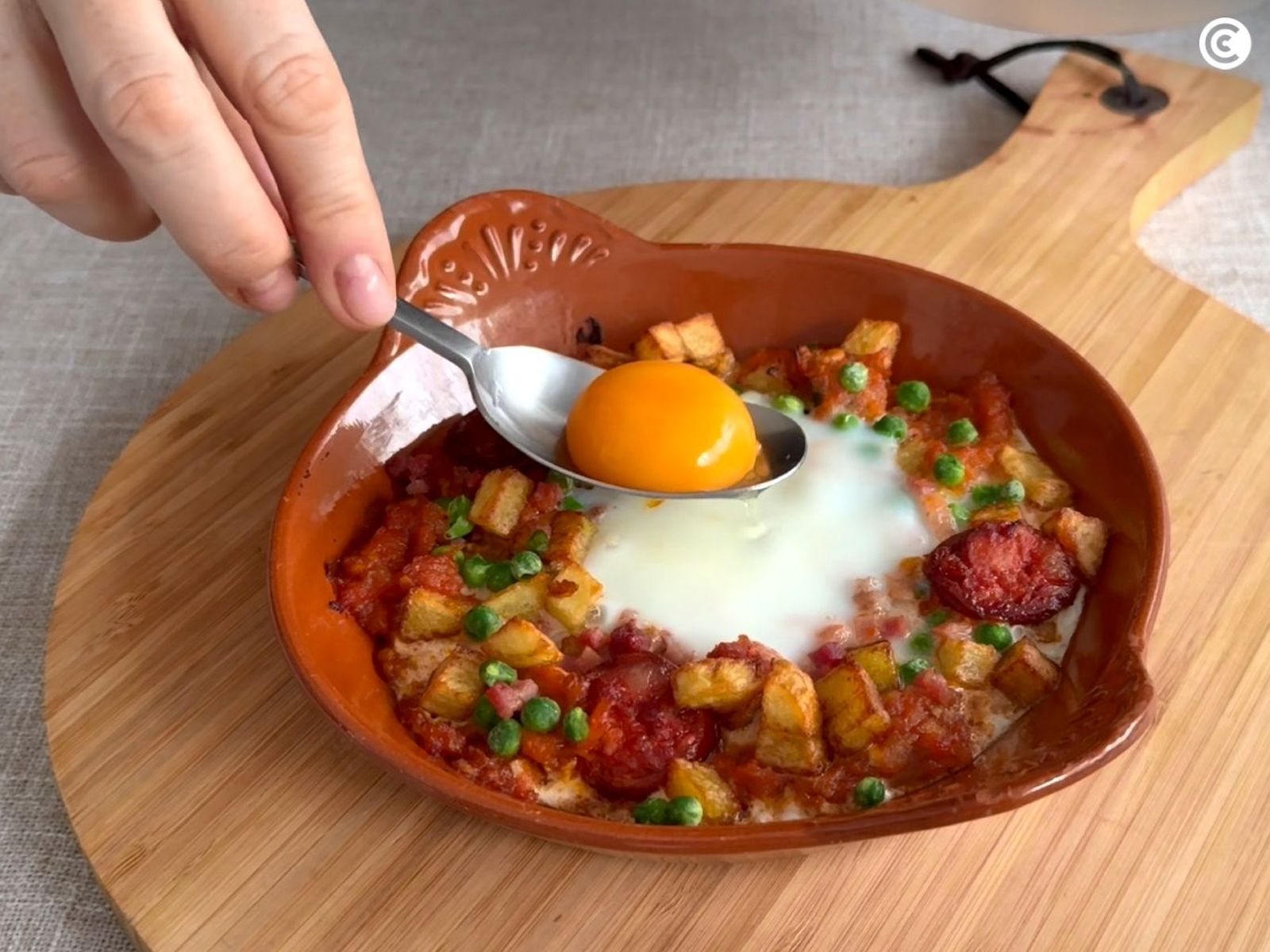 Hornea los huevos a la flamenca en dos partes