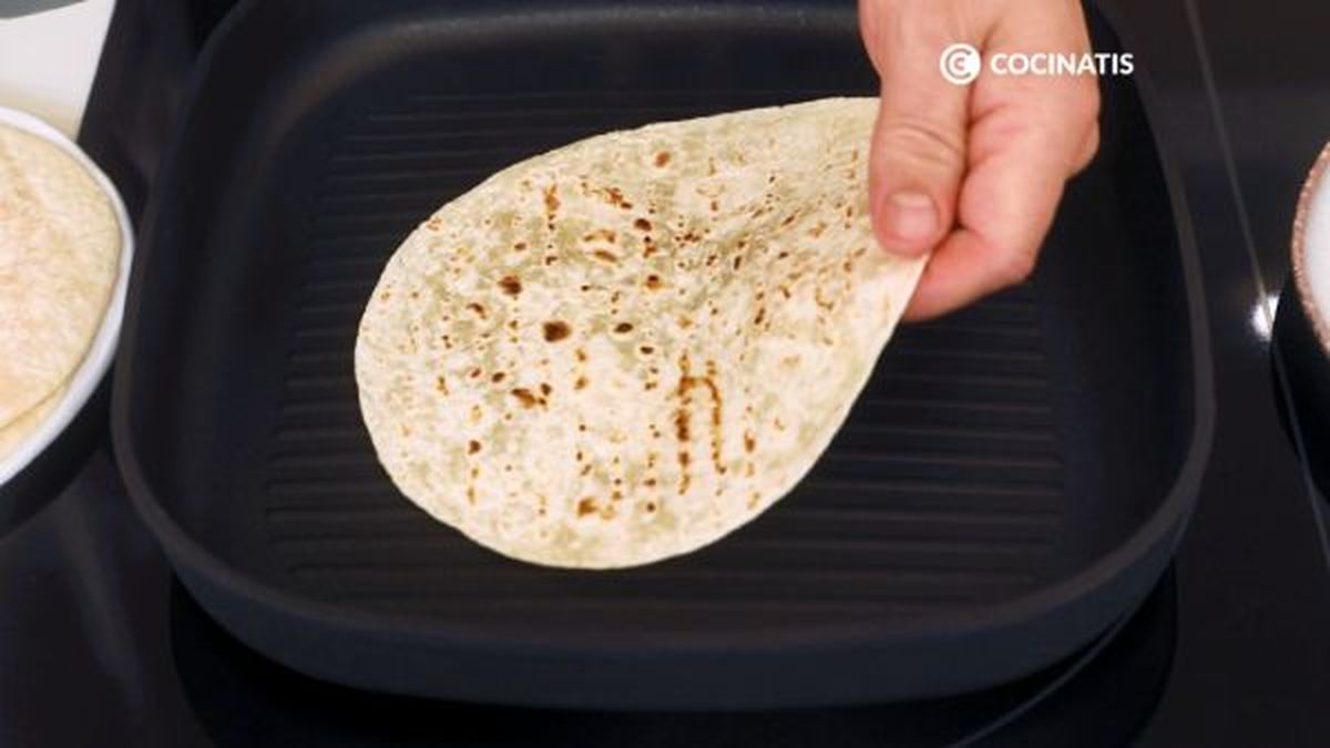 Calentamos las tortitas de trigo en una sartén