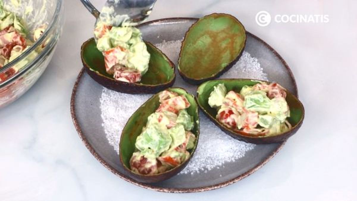 receta aguacate relleno de ensalada de surimi paso 4