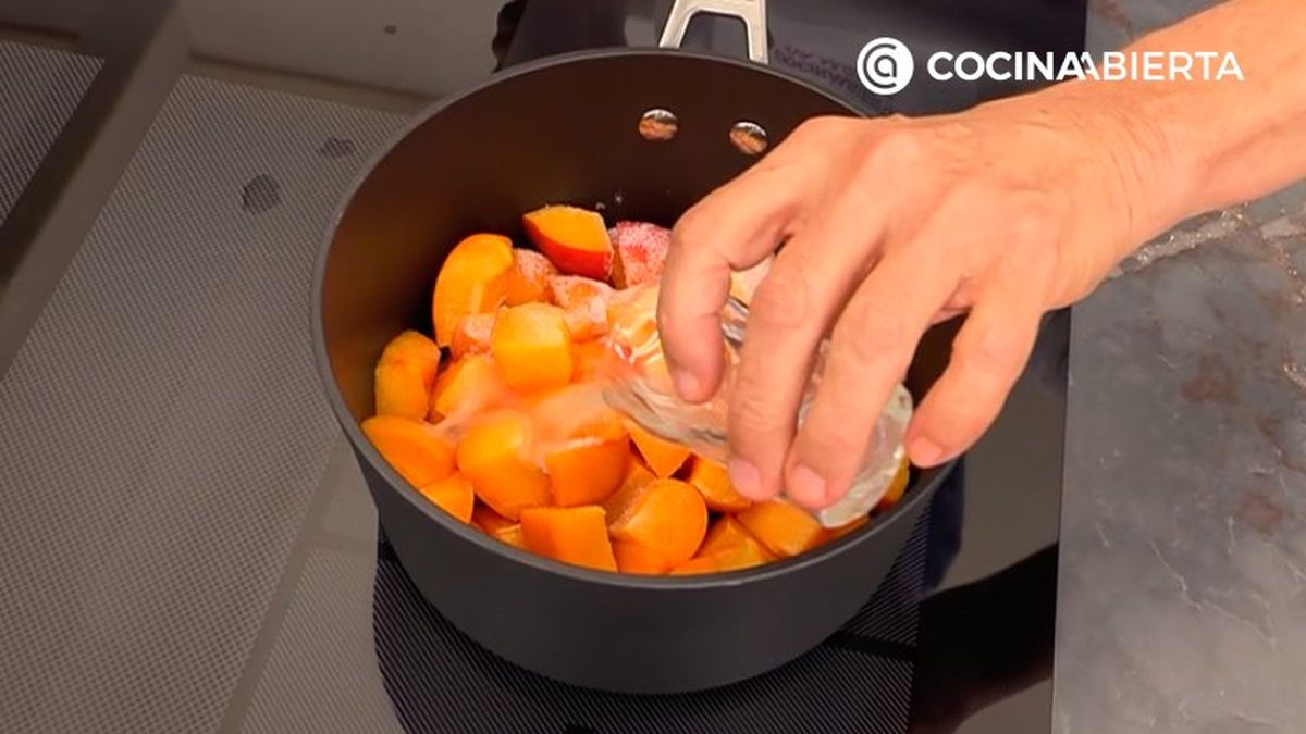 Cocina los albaricoques a fuego medio