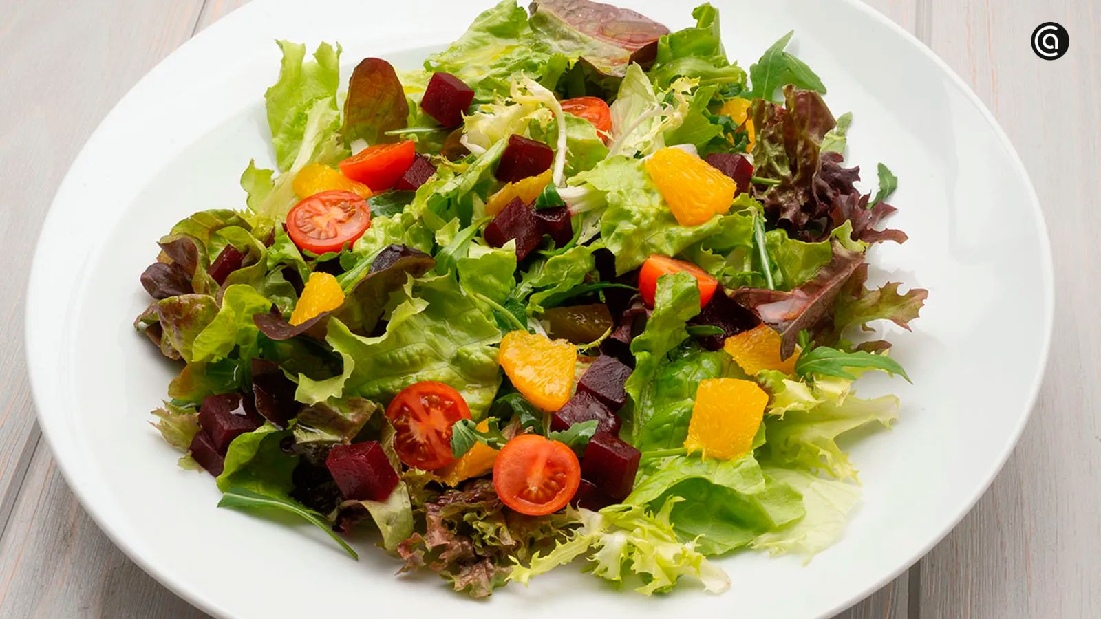 Ensalada de remolacha con naranja y tomates cherry