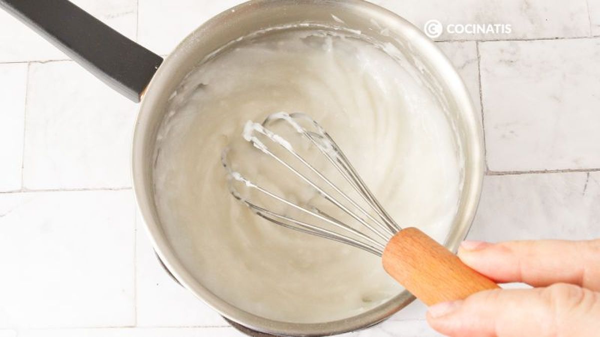 Mezclamos la harina de arroz con el agua