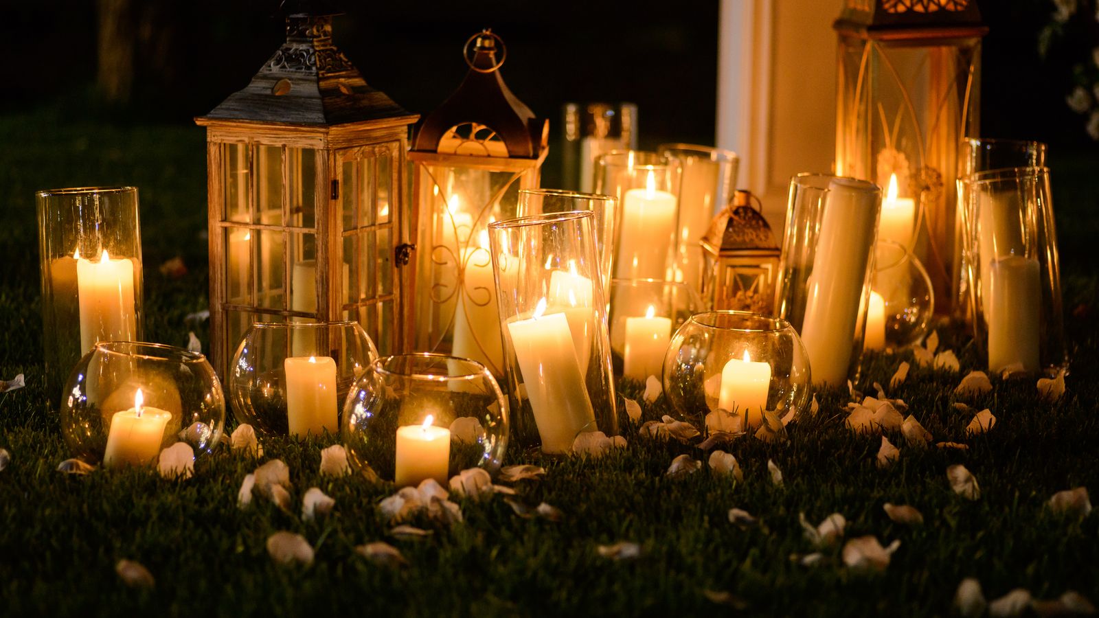 Para iluminar exteriores opta por velas resistentes al viento