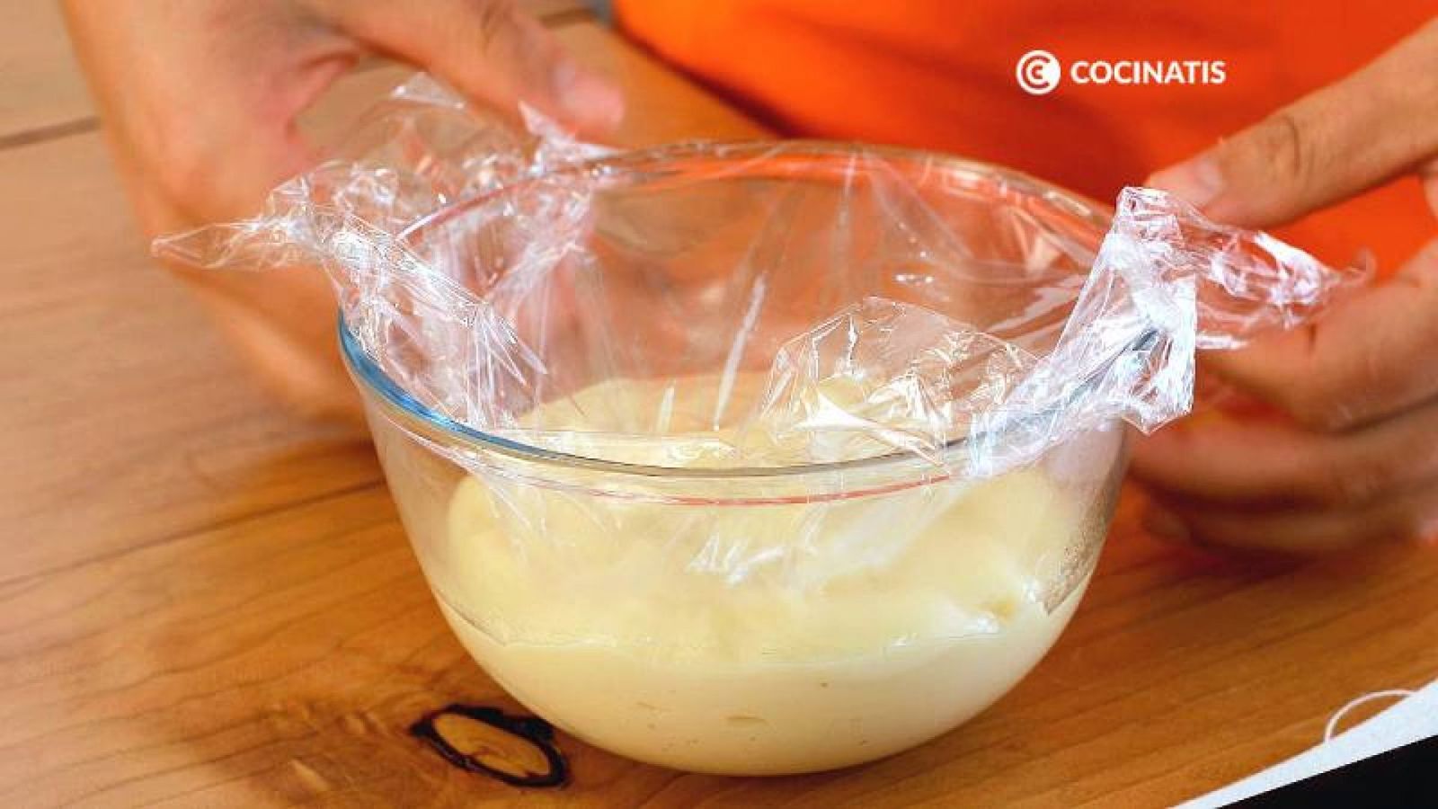 Retira la crema a un bol, tápalo y deja reposar 2 horas Retira la crema a un bol, tápalo y deja reposar 2 horas