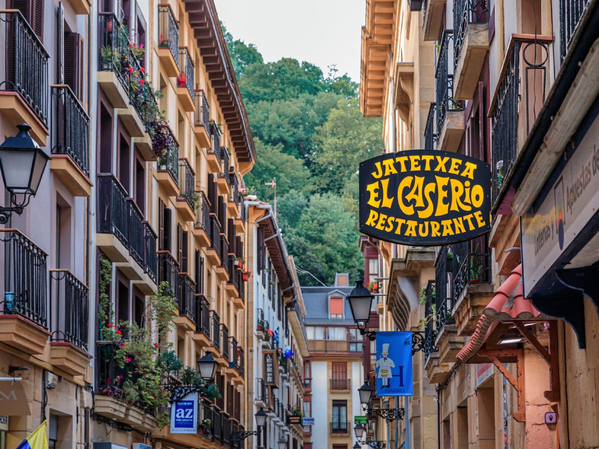La Parte Vieja de San Sebastián, epicentro de bares y tabernas donde la gastronomía es protagonista.