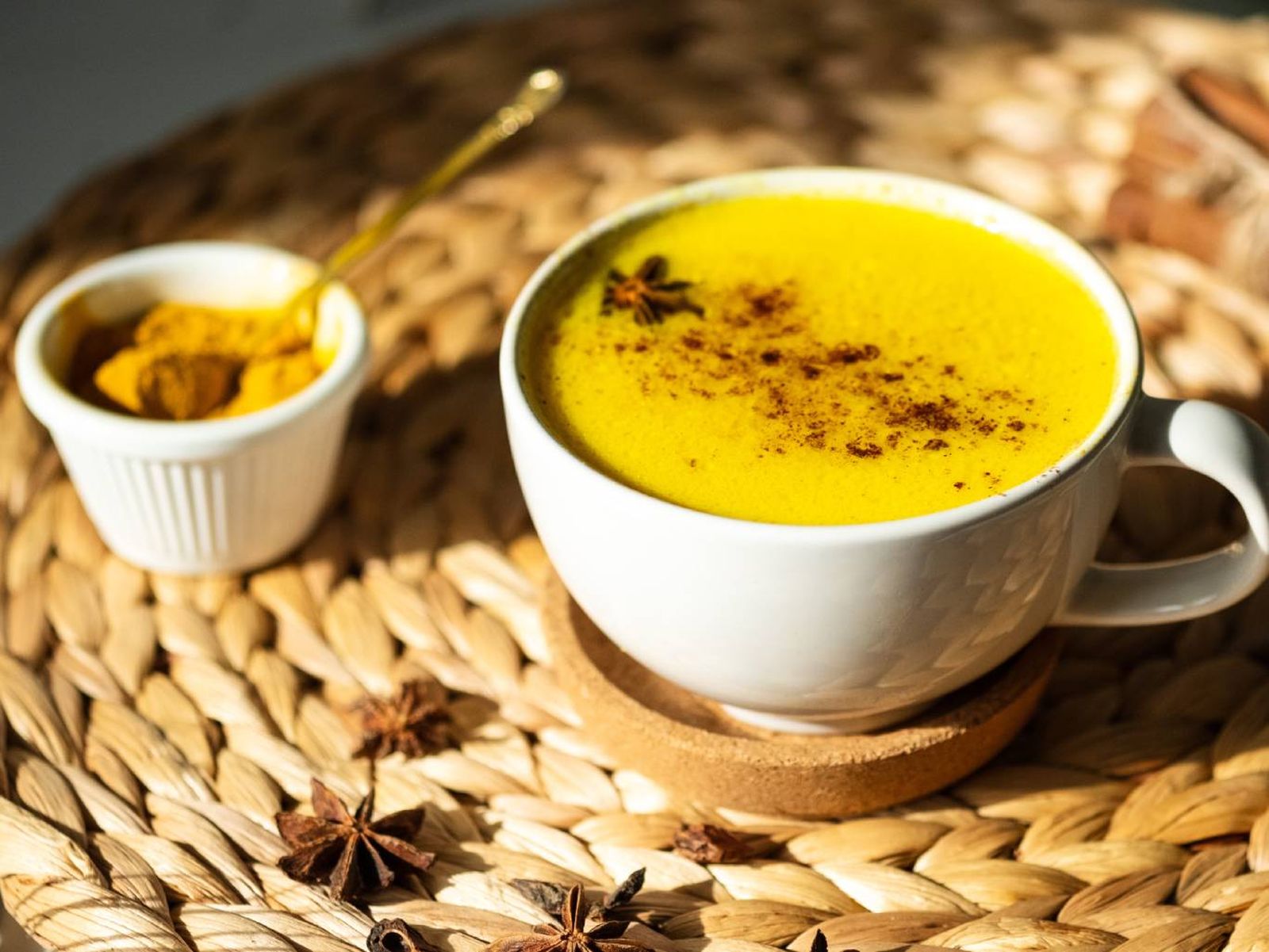 La leche dorada con cúrcuma es una bebida reconfortante y digestiva perfecta para después de cenar. La leche dorada con cúrcuma es una bebida reconfortante y digestiva perfecta para después de cenar.