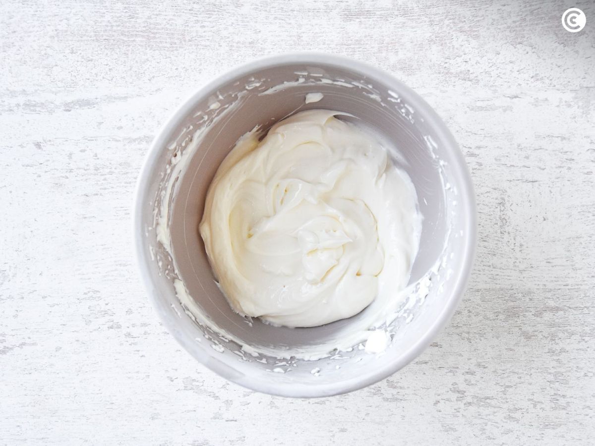 Batir el queso con el azúcar para el mousse