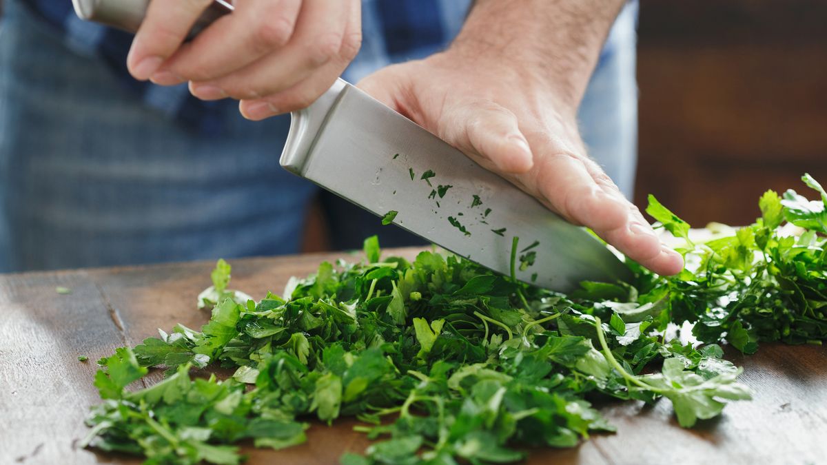 El cuchillo cebollero sirve para picar verduras, hierbas o cortar carne