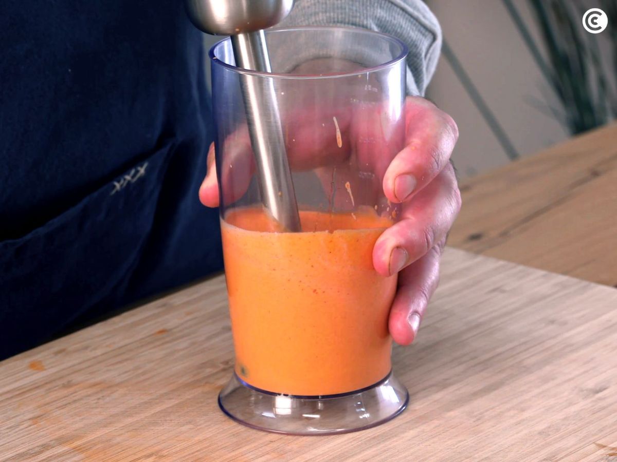 Triturar la salsa de pimientos del piquillo