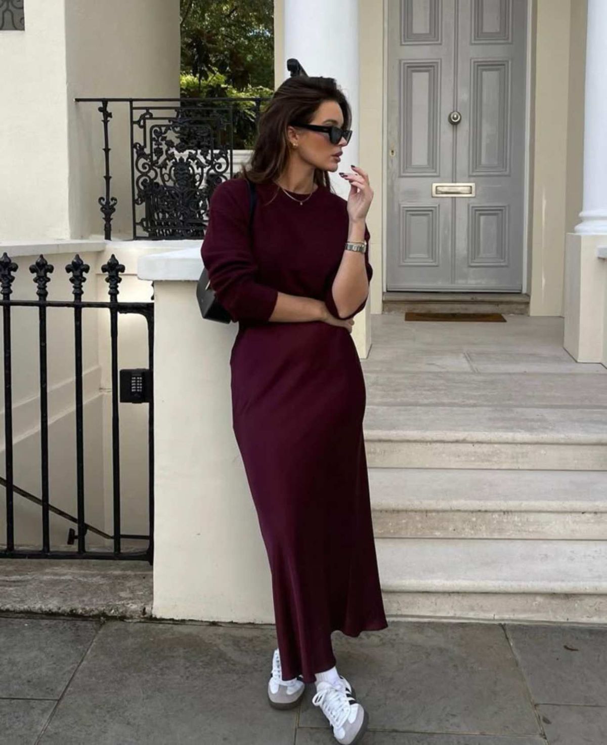 Falda satinada y jersey granate.