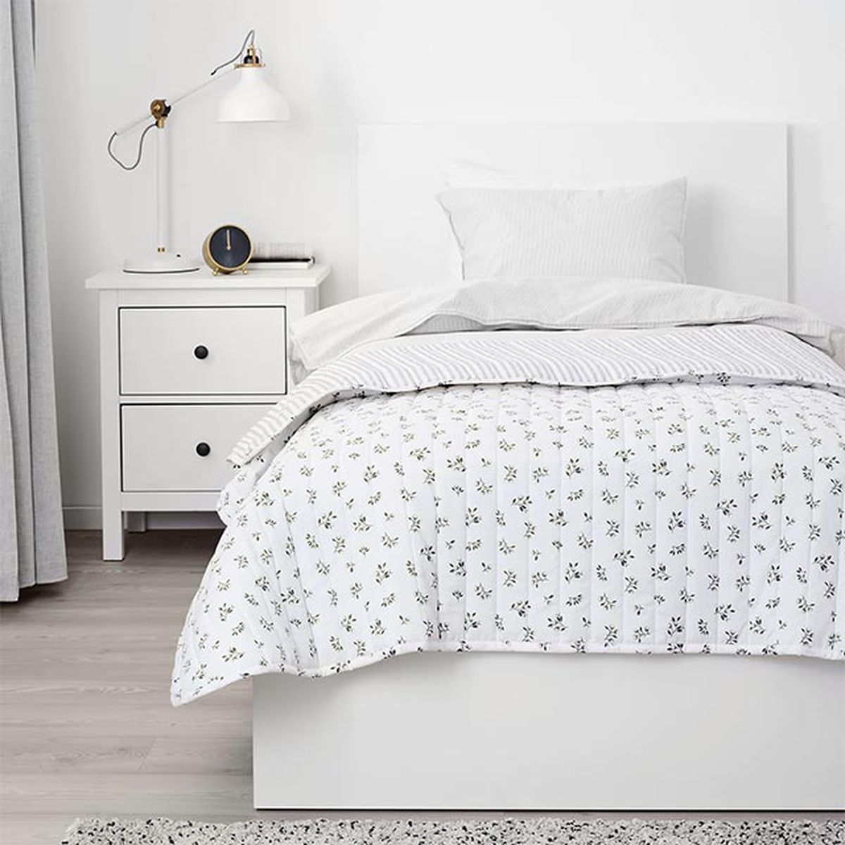 transformar dormitorio adolescente en habitacion mujer joven colcha ikea