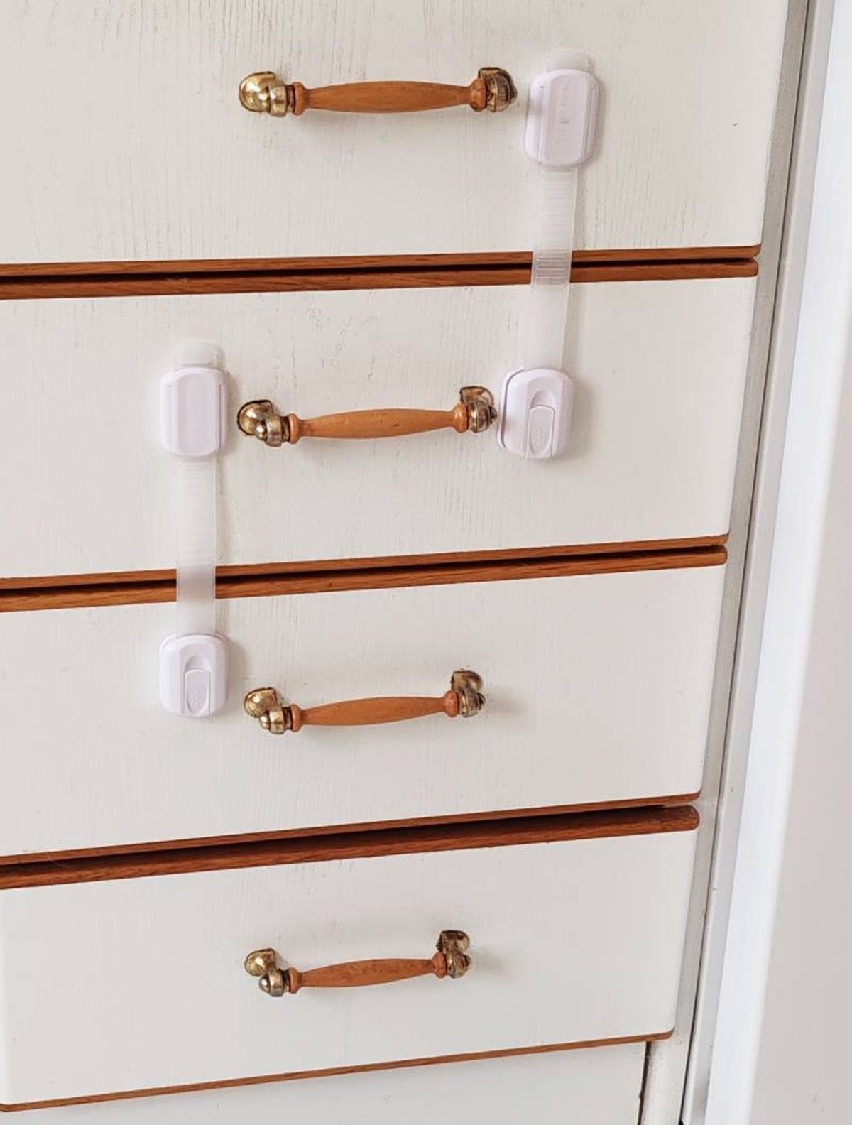 Armarios de la cocina con cierres de seguridad a prueba de gatos.