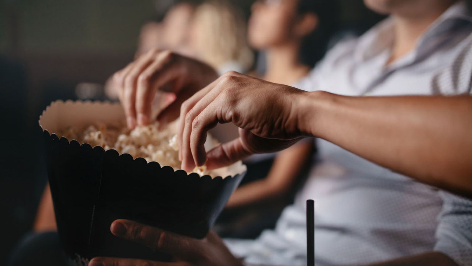 es legal meter comida al cine