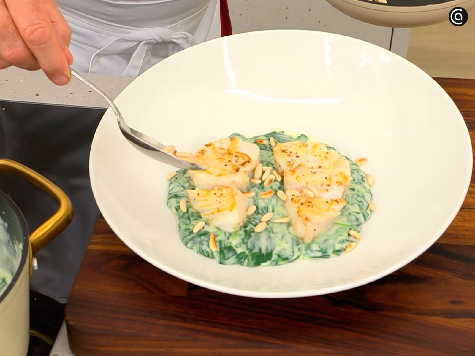 Coloca el bacalao encima de la bechamel con espinacas