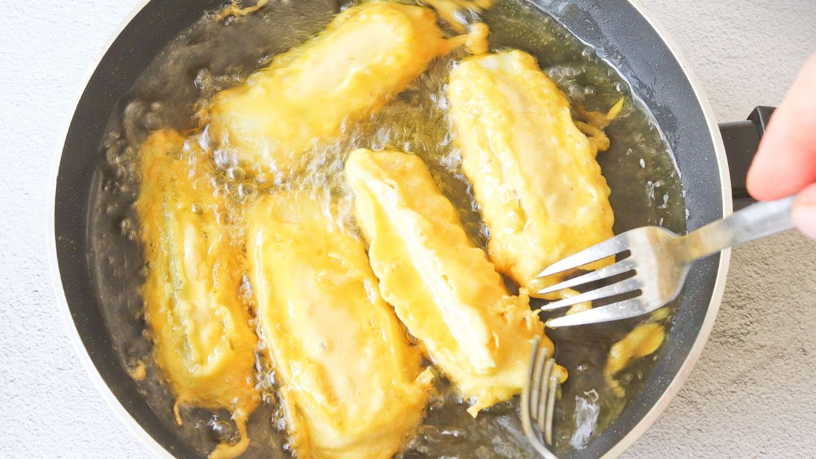 Fríe el bacalao rebozado Fríe el bacalao rebozado