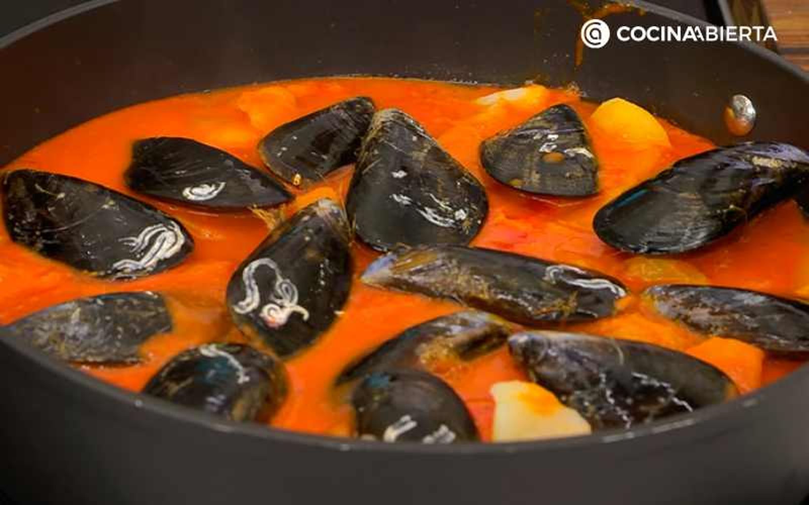 Incorpora los mejillones a la caldereta Incorpora los mejillones a la caldereta