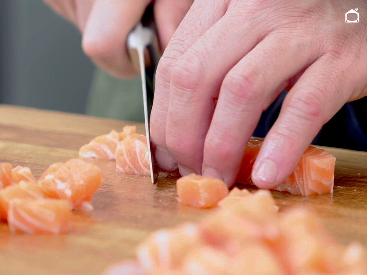Corta el salmón en dados para el ceviche