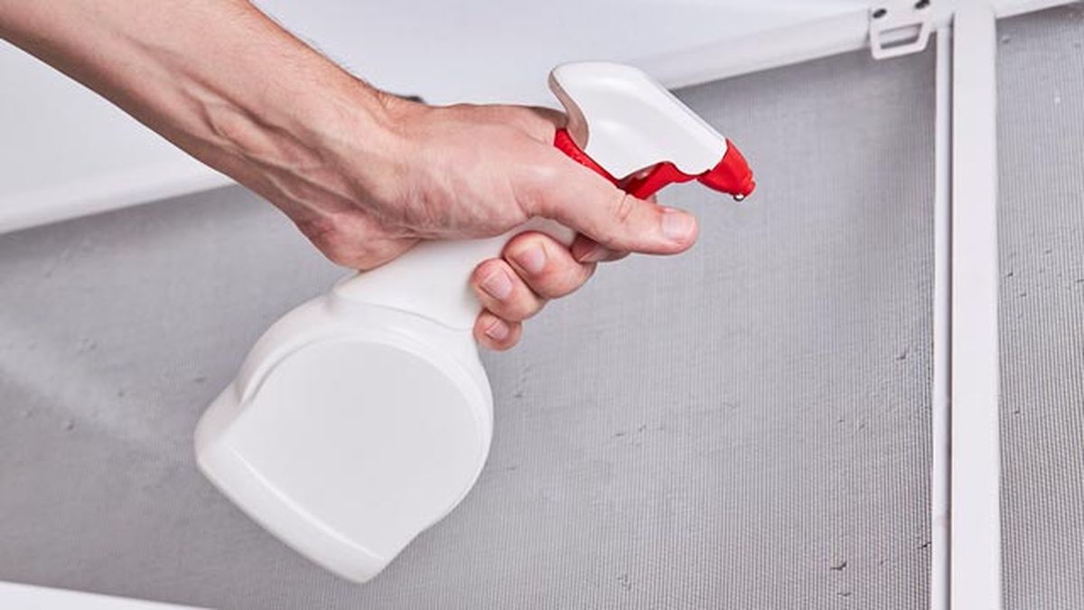 como limpiar la mampara del bano con trucos caseros vinagre amoniaco alcohol