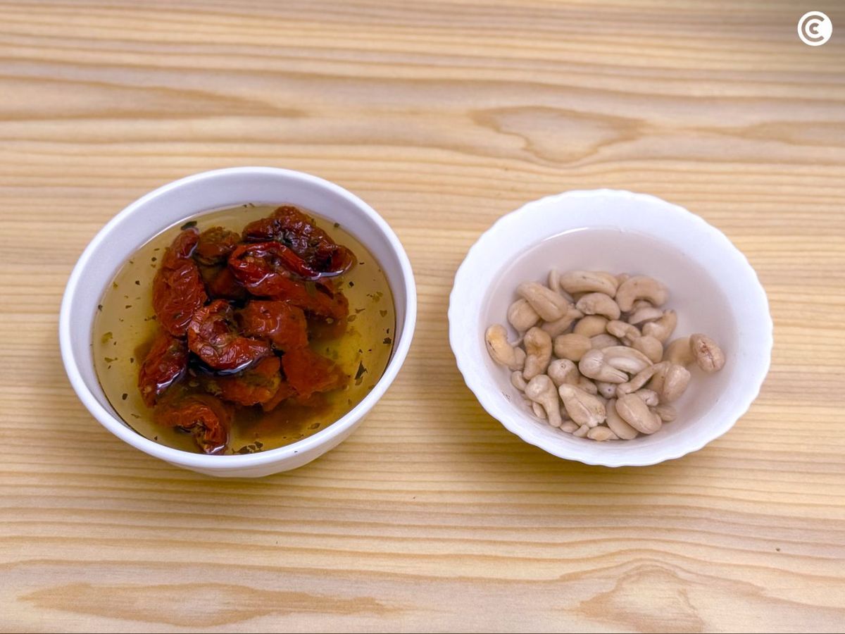 Hidratar los tomates secos y anacardos para hacer una sobrasada vegana cremosa