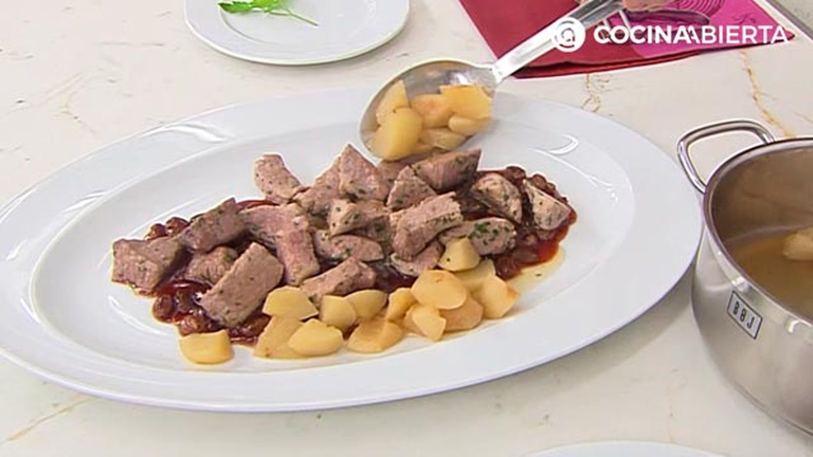 Receta cerdo salteado con salsa oporto karlos arguinano KARL6721 paso4 Receta cerdo salteado con salsa oporto karlos arguinano KARL6721 paso4
