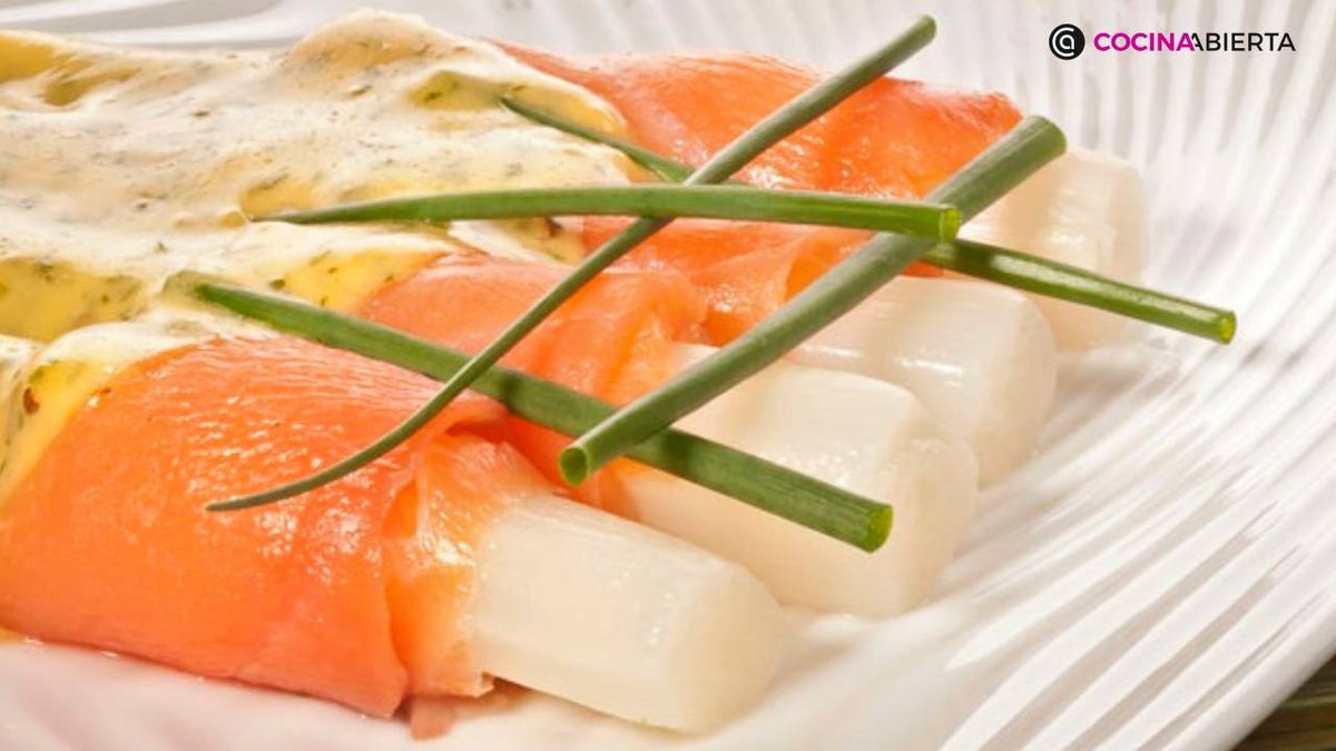 Espárragos blancos envueltos en salmón ahumado, un aperitivo fácil y rápido