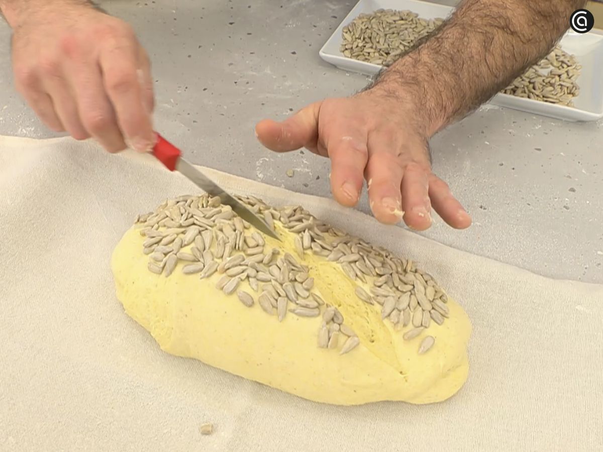 Cubre las hogazas con pipas de girasol y hazles un corte en diagonal