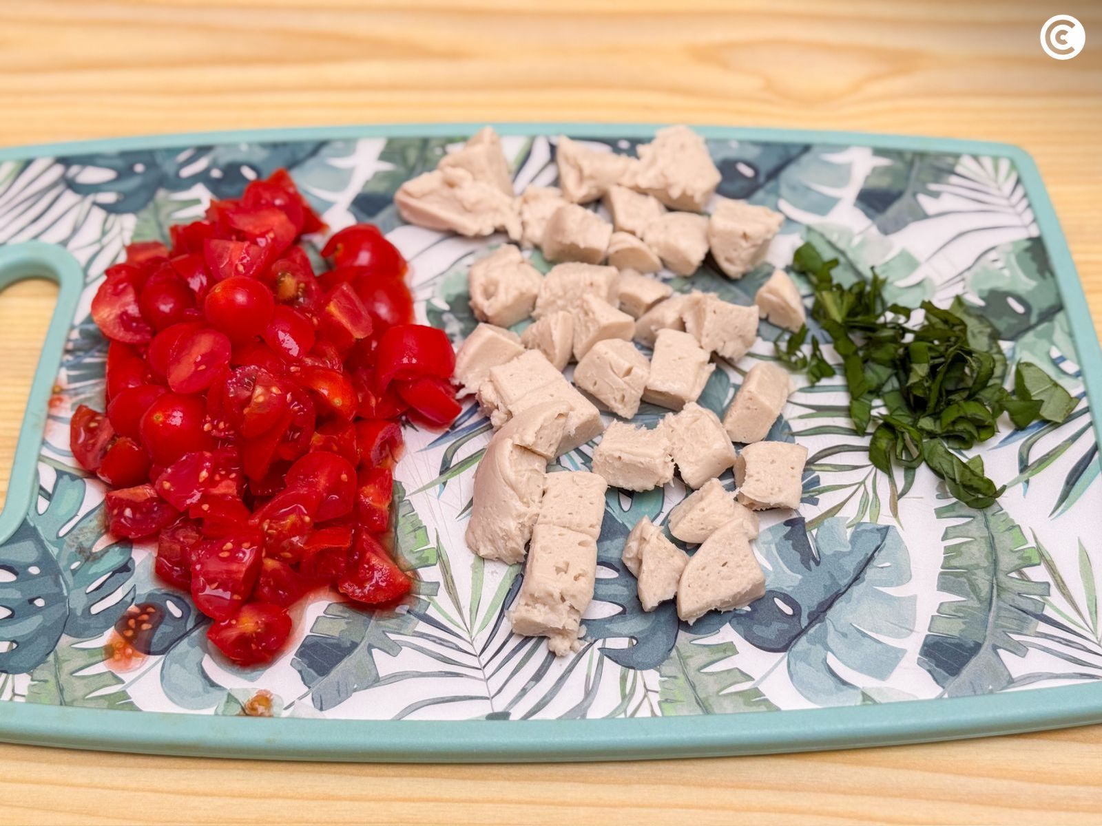 Cortar en dados el tomate y la mozzarella para la bruschetta Cortar en dados el tomate y la mozzarella para la bruschetta