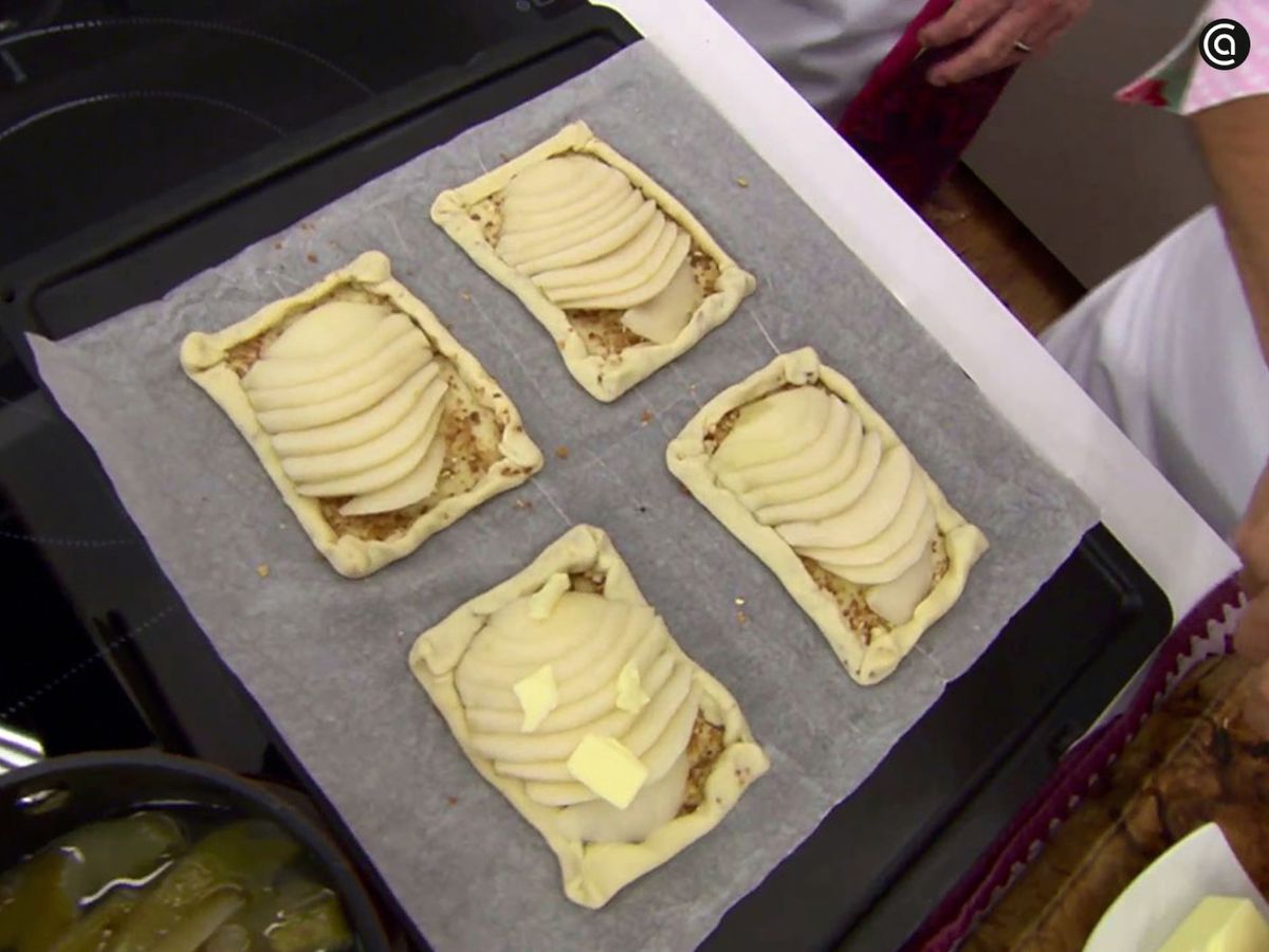 Agrega trocitos de mantequilla a la tosta de hojaldre con pera