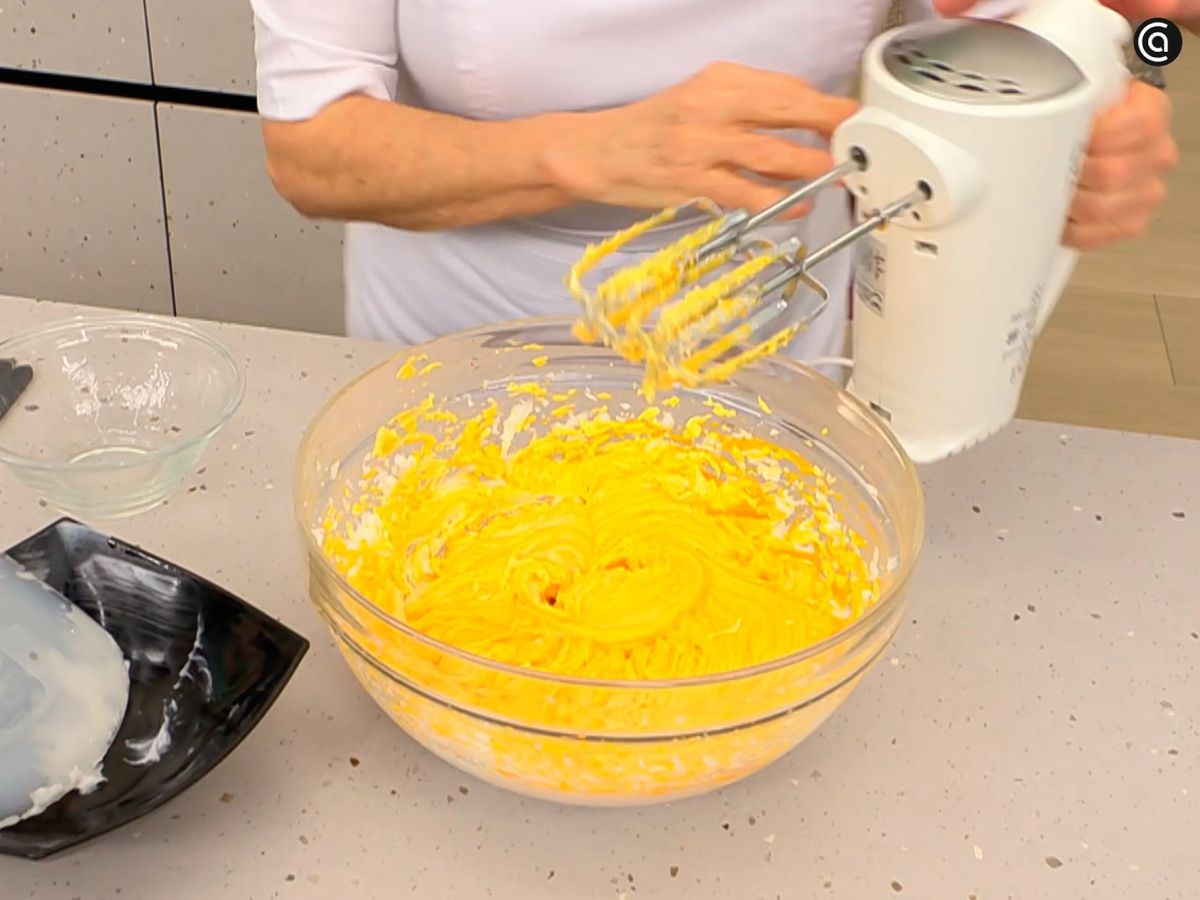 Bate la manteca con el azúcar hasta integrar; luego incorpora las yemas