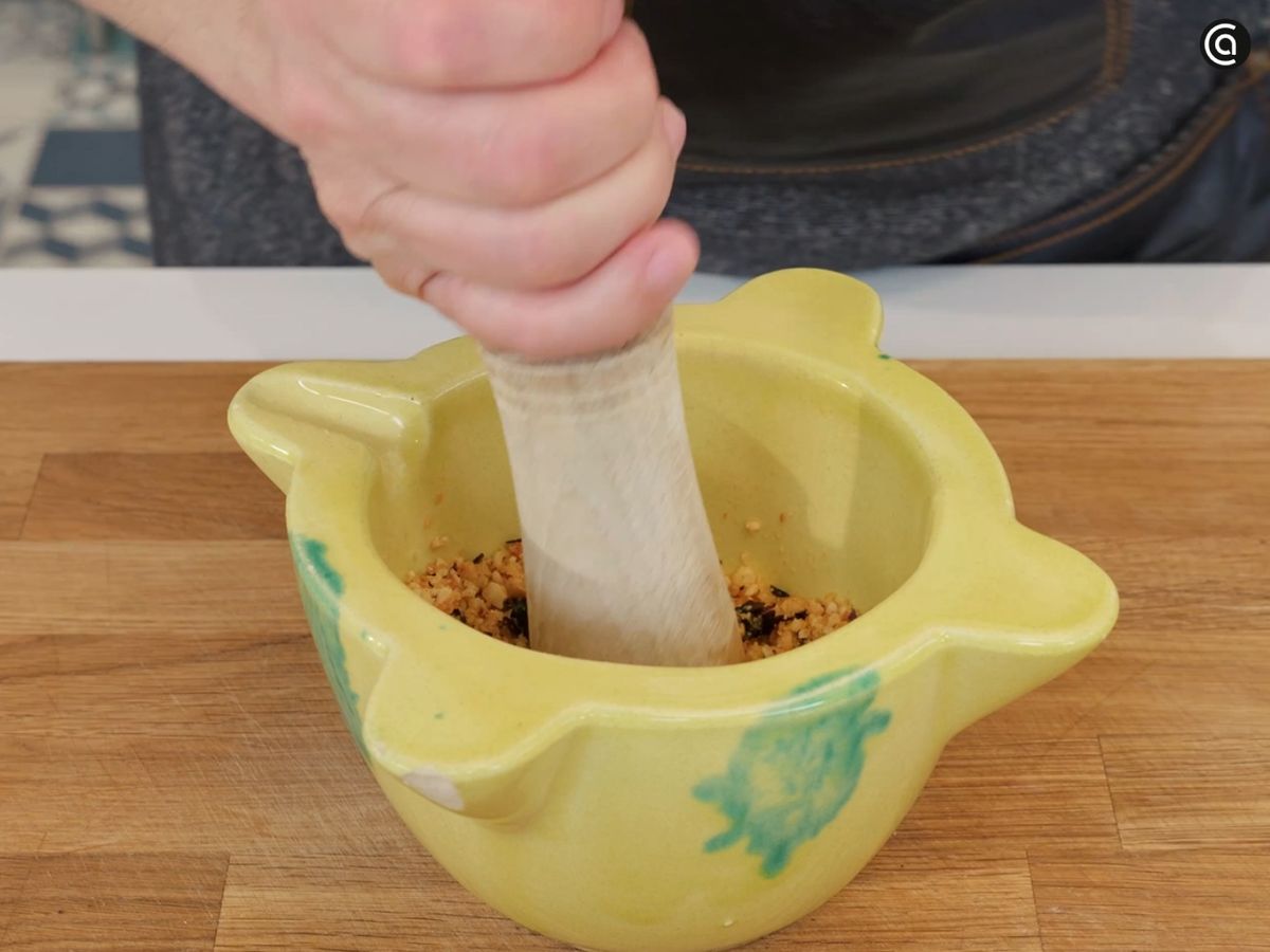 Prepara la picada para darle cuerpo a la caldereta de bogavante