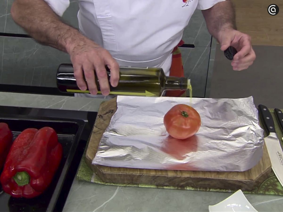 Echa aceite y cubre el tomate con papel de aluminio