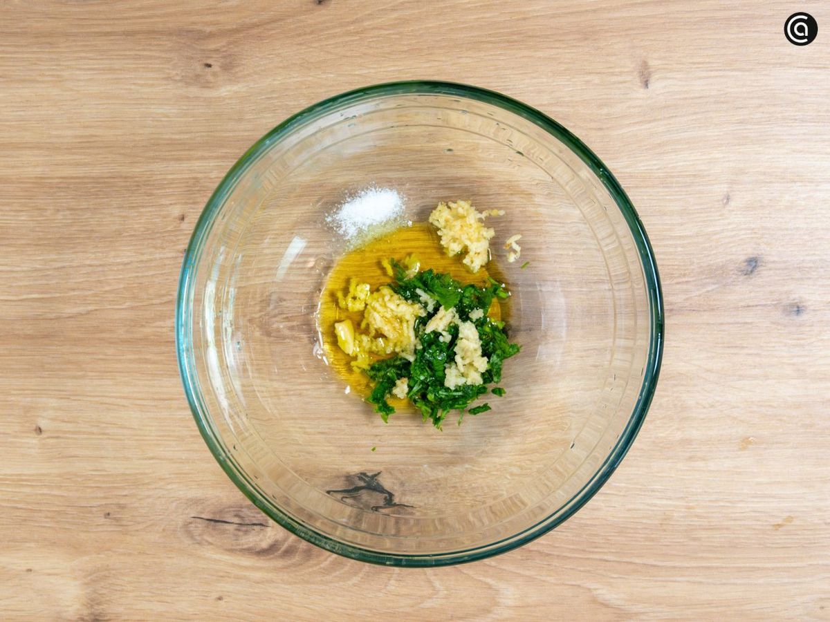 Pica el ajo, añádelo al aceite y mezcla con el perejil picado