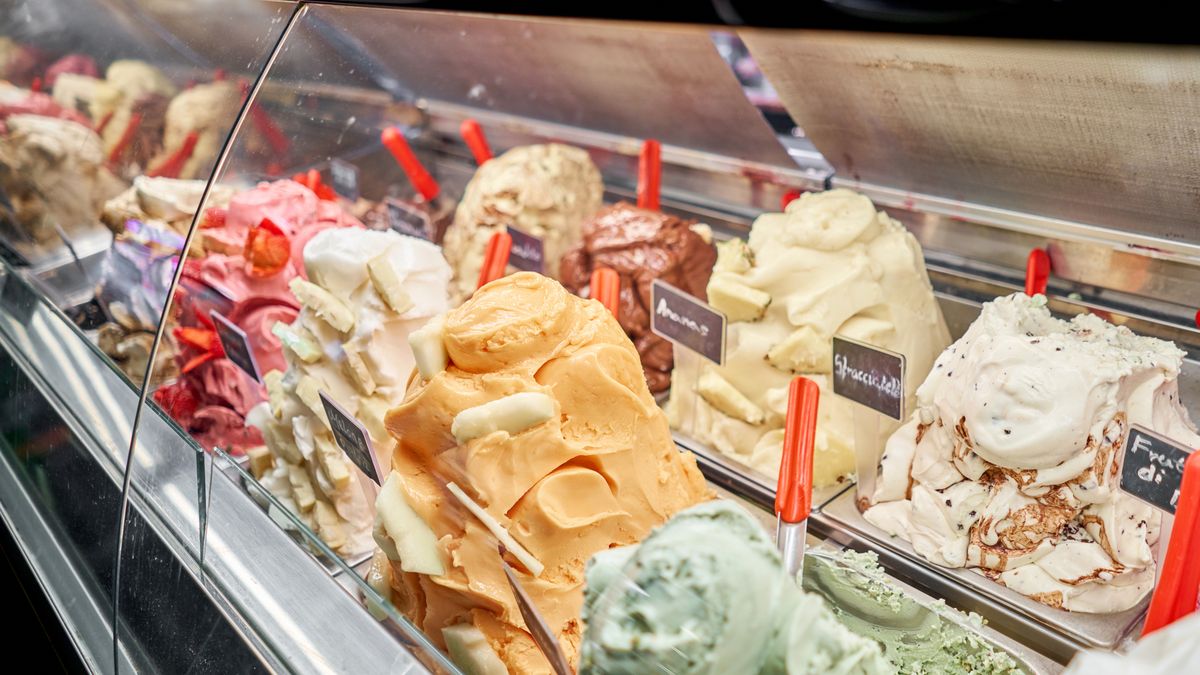 Los helados se suelen presentar desbordados en grandes cubas
