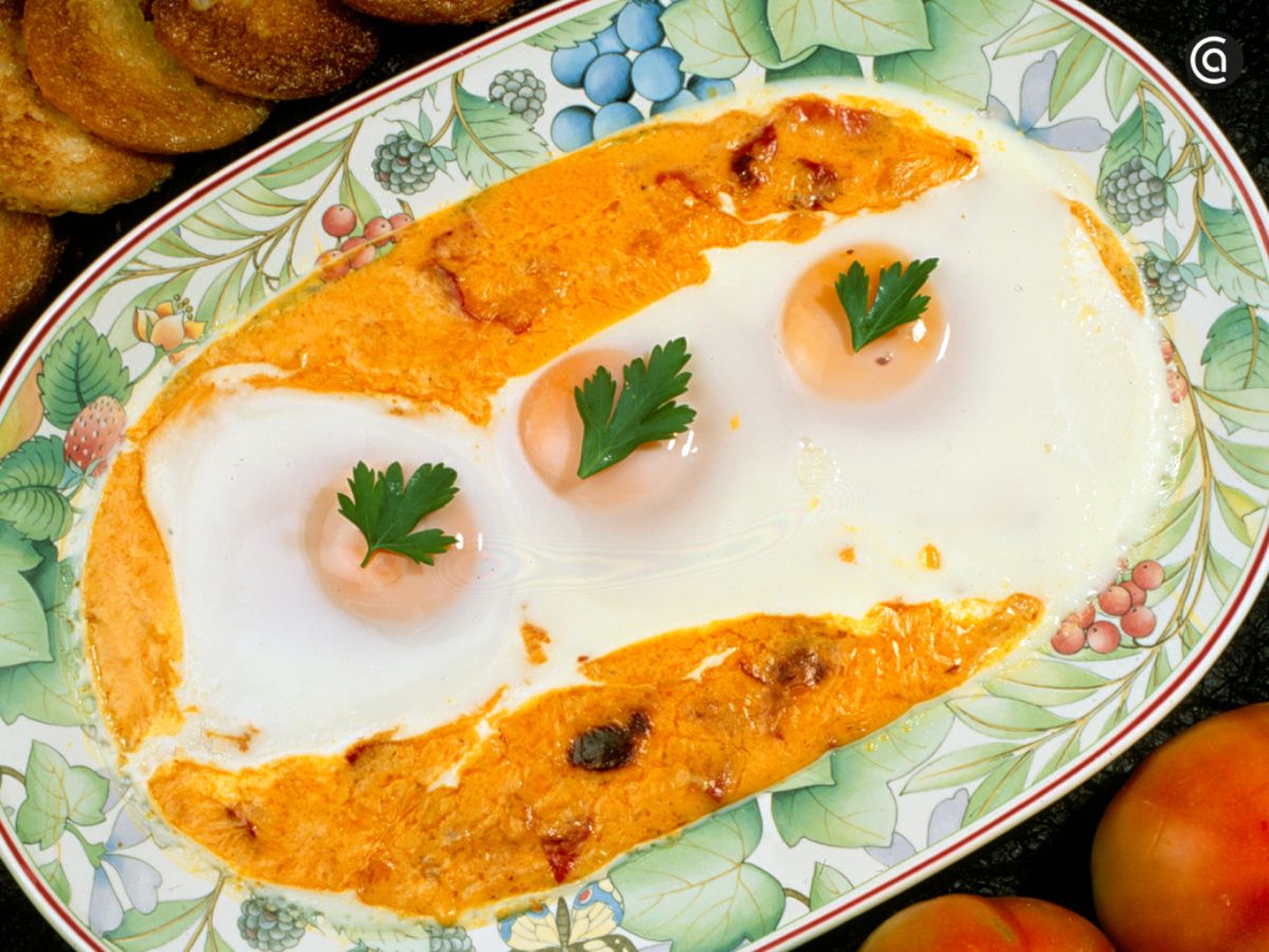 Una receta elegante: huevos reina con jamón serrano y una presentación cuidada.