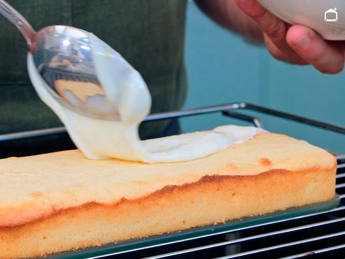 Añadir el glaseado al brownie de limón