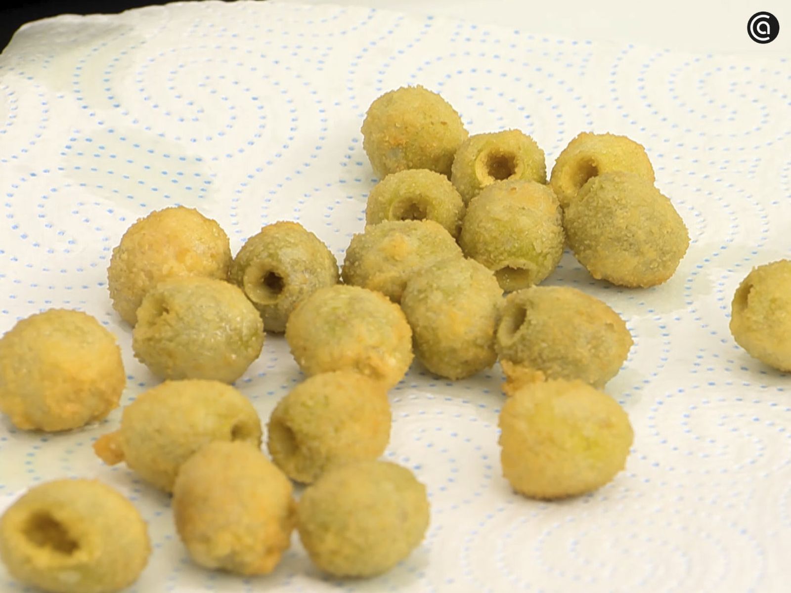 Deja las aceitunas rebozadas sobre papel absorbente