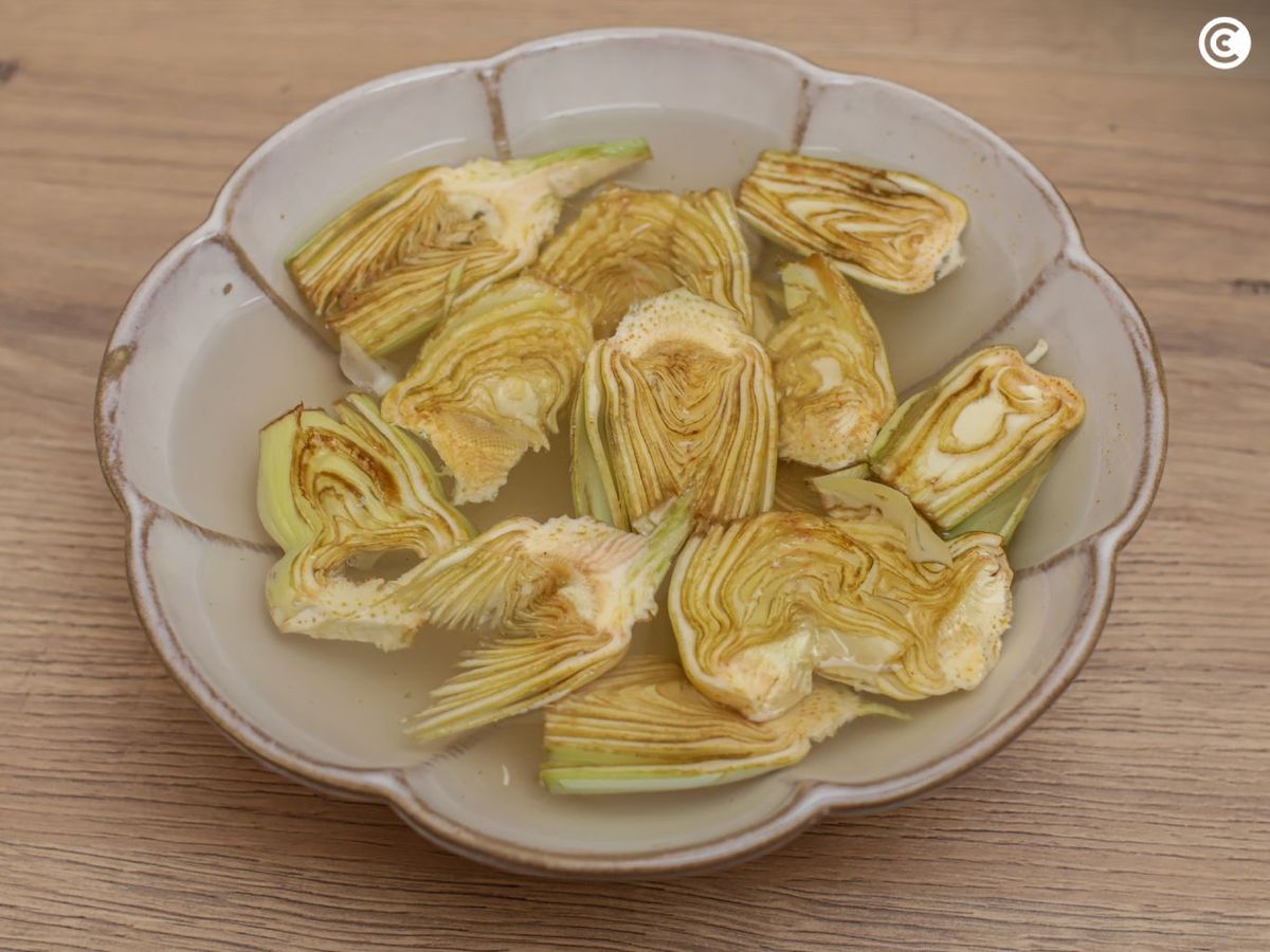 Alcachofa en agua y limón para hacer chips